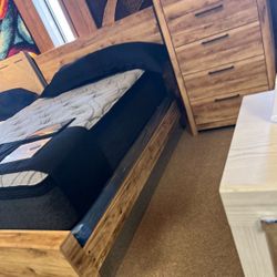 Rustic Style Nice Bedroom Suite 