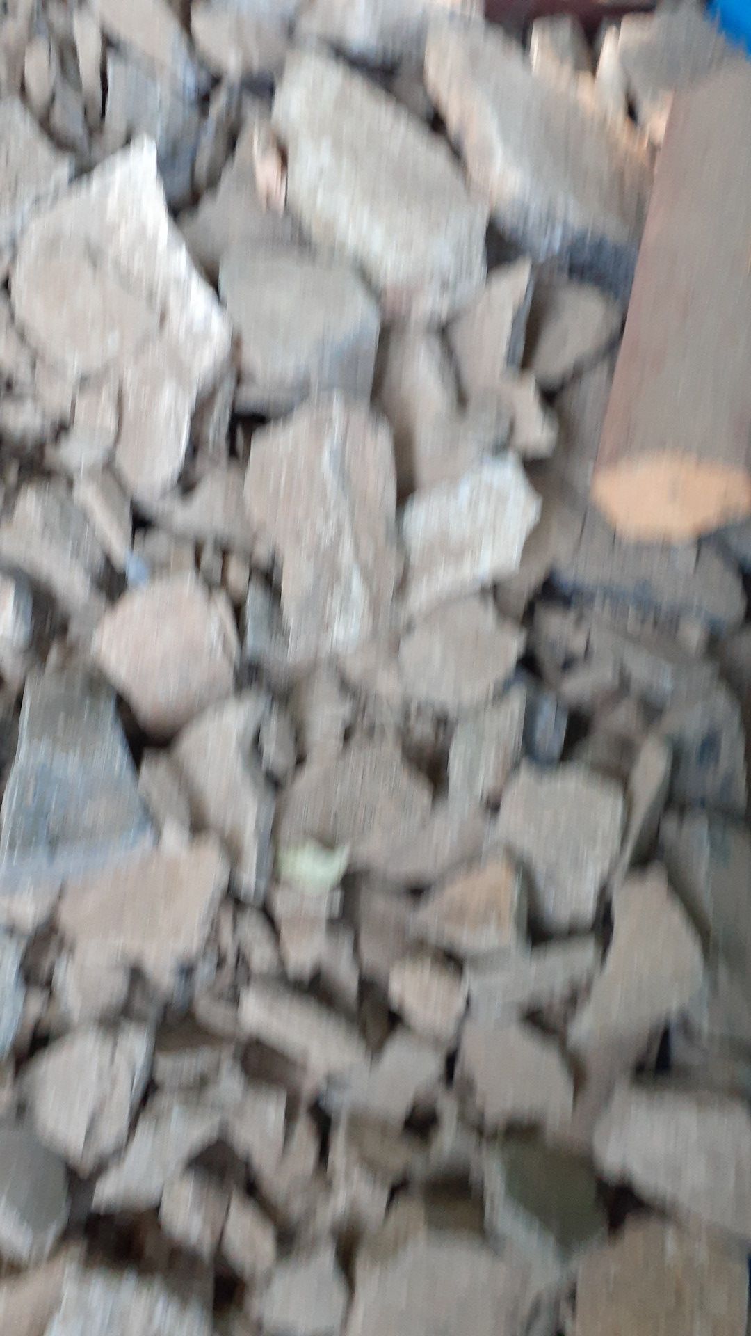Smallish chunks of flagstone/shale