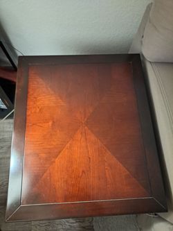 2 LIVING ROOM END TABLES