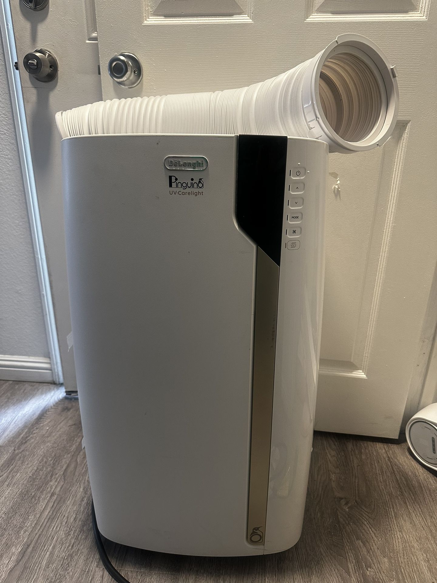 Pingüino DeLonghi 700 Sq AC NO BOX