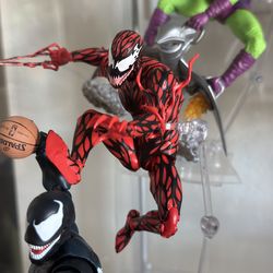 Mafex Carnage and Spider-Man