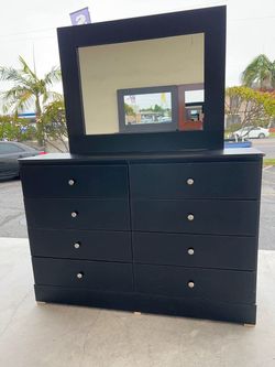 8 drawer with mirror and rails
