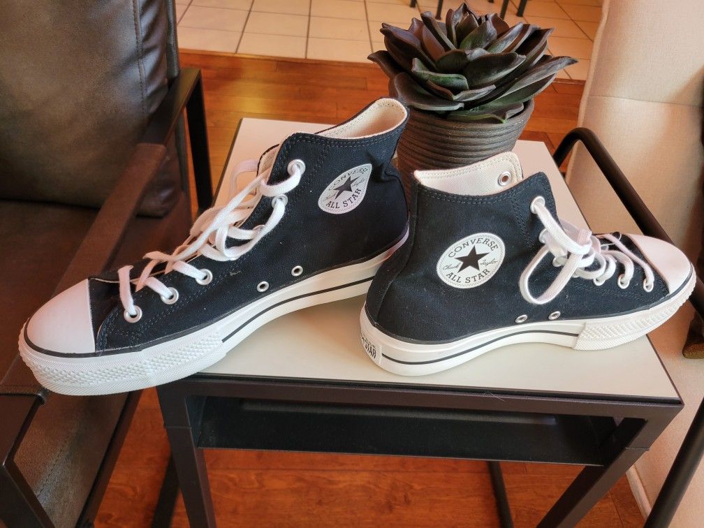 New Converse Sneakers Size 10 Ladies