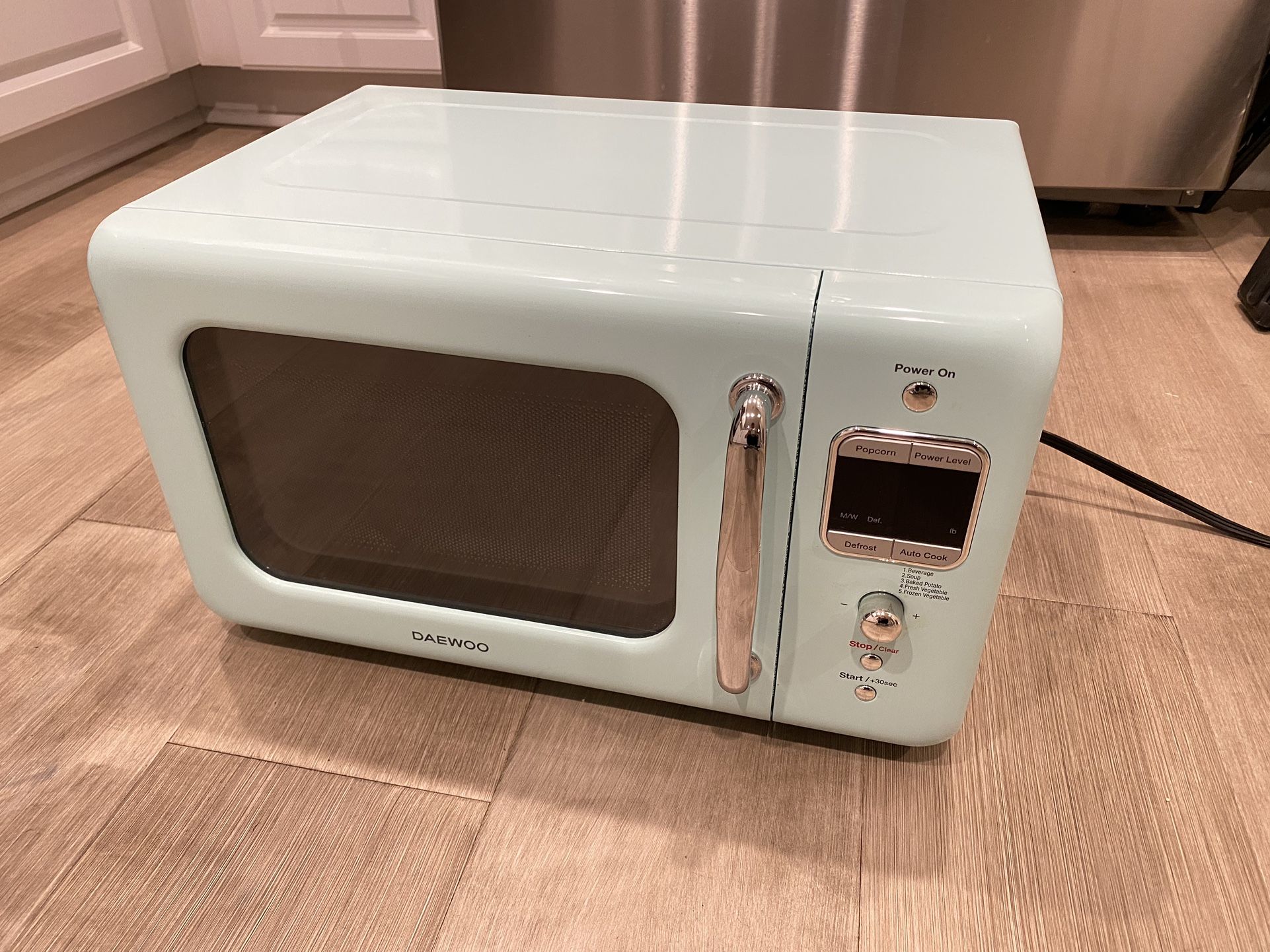 Like-New Daewoo KOR-7LREM Retro Countertop Microwave Oven 0.7 Cu. Ft., 700W | Mint Green