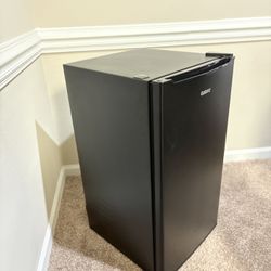 🧊 Galanz Mini Fridge (Black)