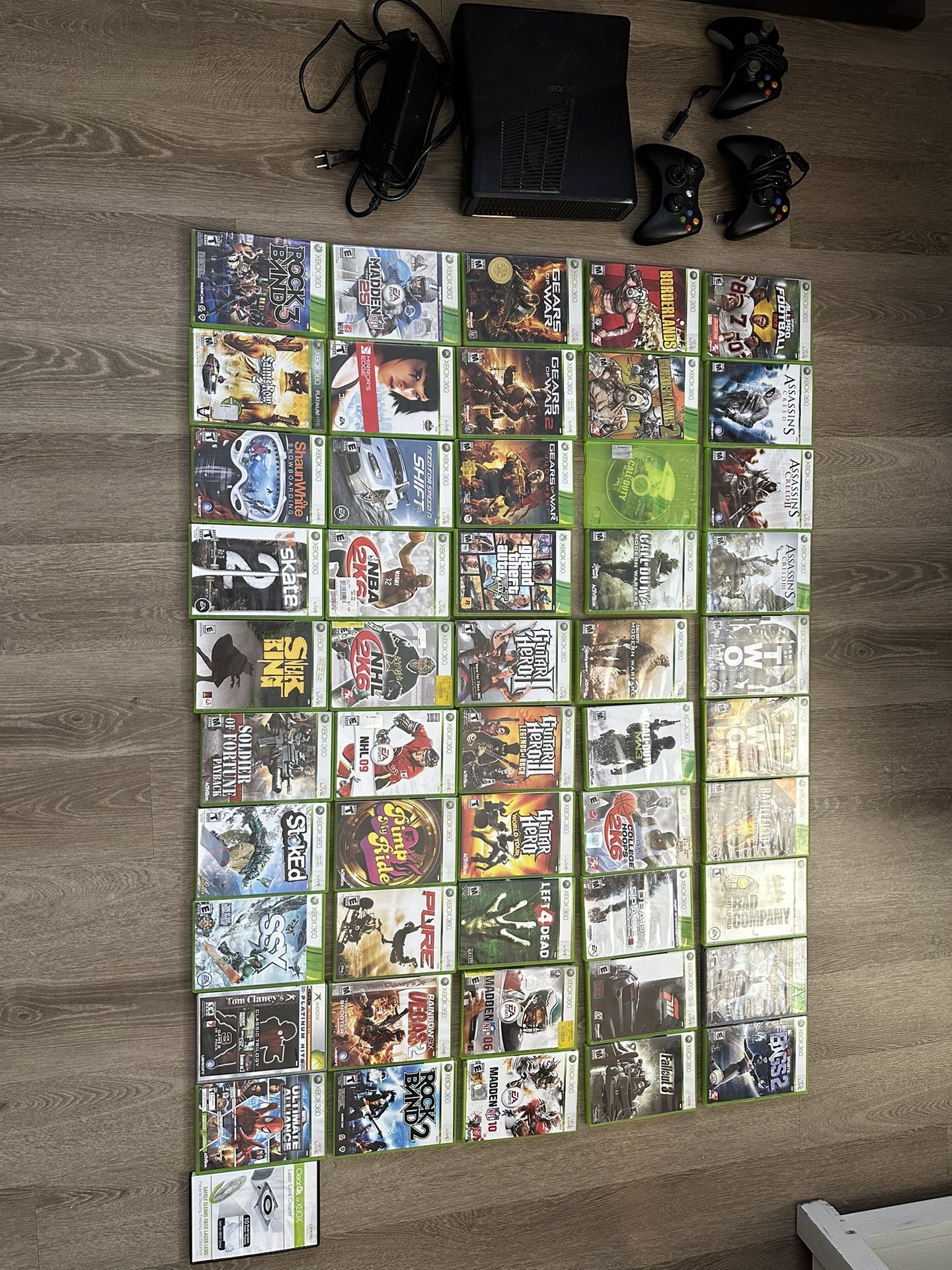 Xbox 360, 3 Controllers, 50 Games