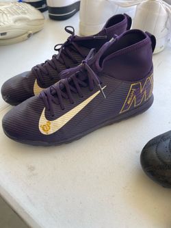 Soccer shoes