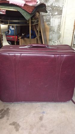 Nice Large American Tourister Luggage With Wheels and Tow Strap