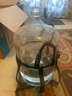 Glass 5 gallon water bottle carboy with carrying straps