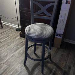 4 Stools Rotation With Chair 