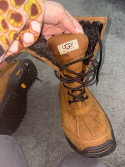 Size 7 W UGG Waterproof Leather/Suede Winter Hiking Boots with Vibram Soles