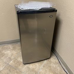 SANYO MINI FRIDGE