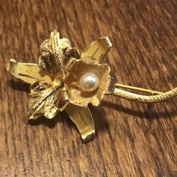 18k Gold Cattleya Orchid  brooch with  pearl accent 2.65 g