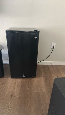 GE Mini Fridge / Compact Refrigerator