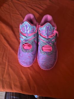 MB.05 World Tour
Big Kids' Basketball Shoes Size 6.5