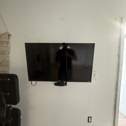 Roku TCL Flat Screen 32inch
