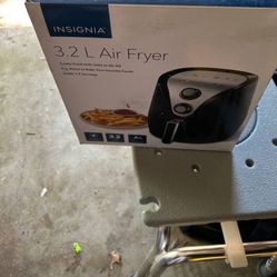 New in box Insignia Air fryer. Never used
