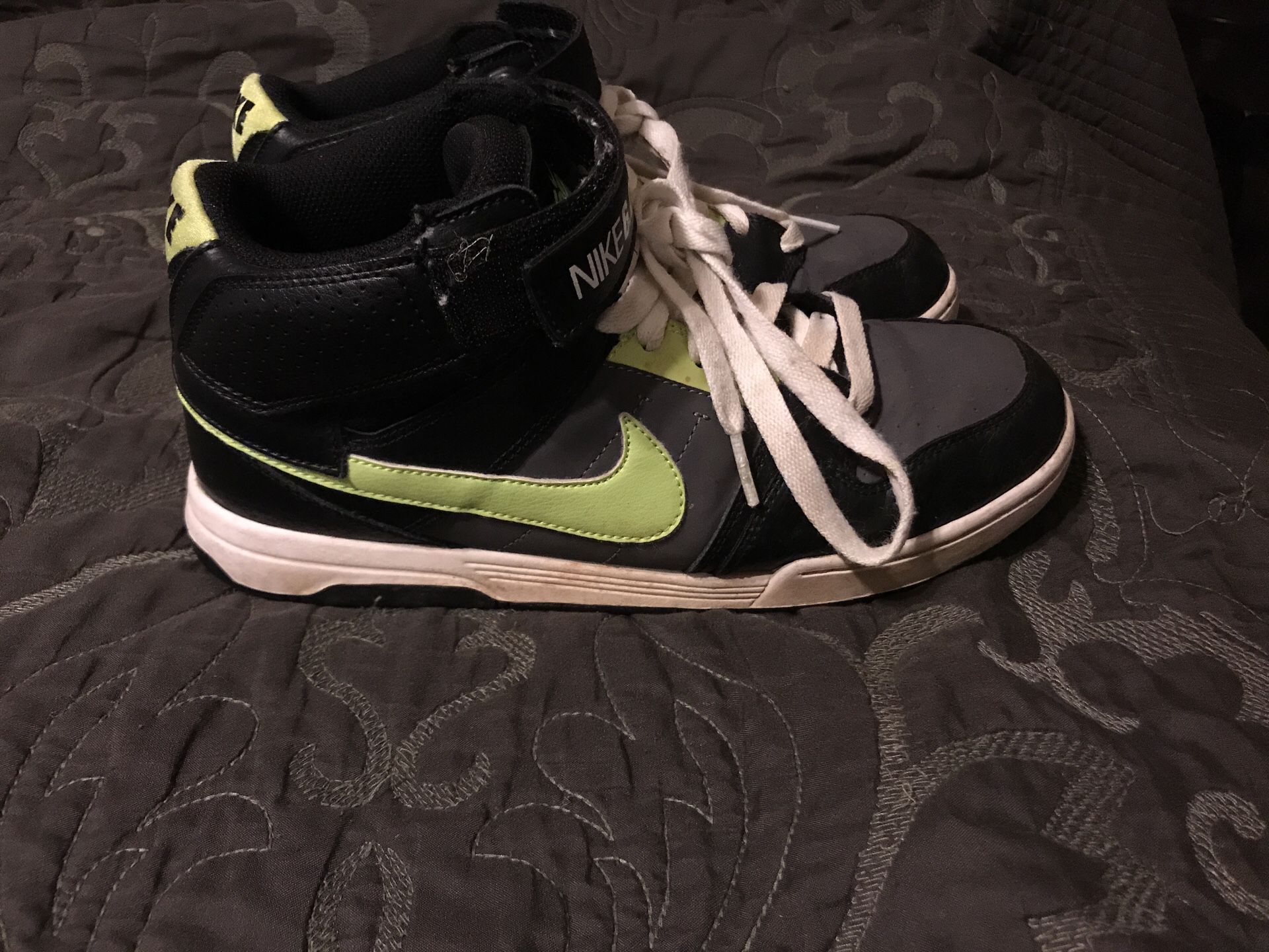 Men’s Nike shoes size 7