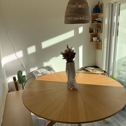 Round dining table