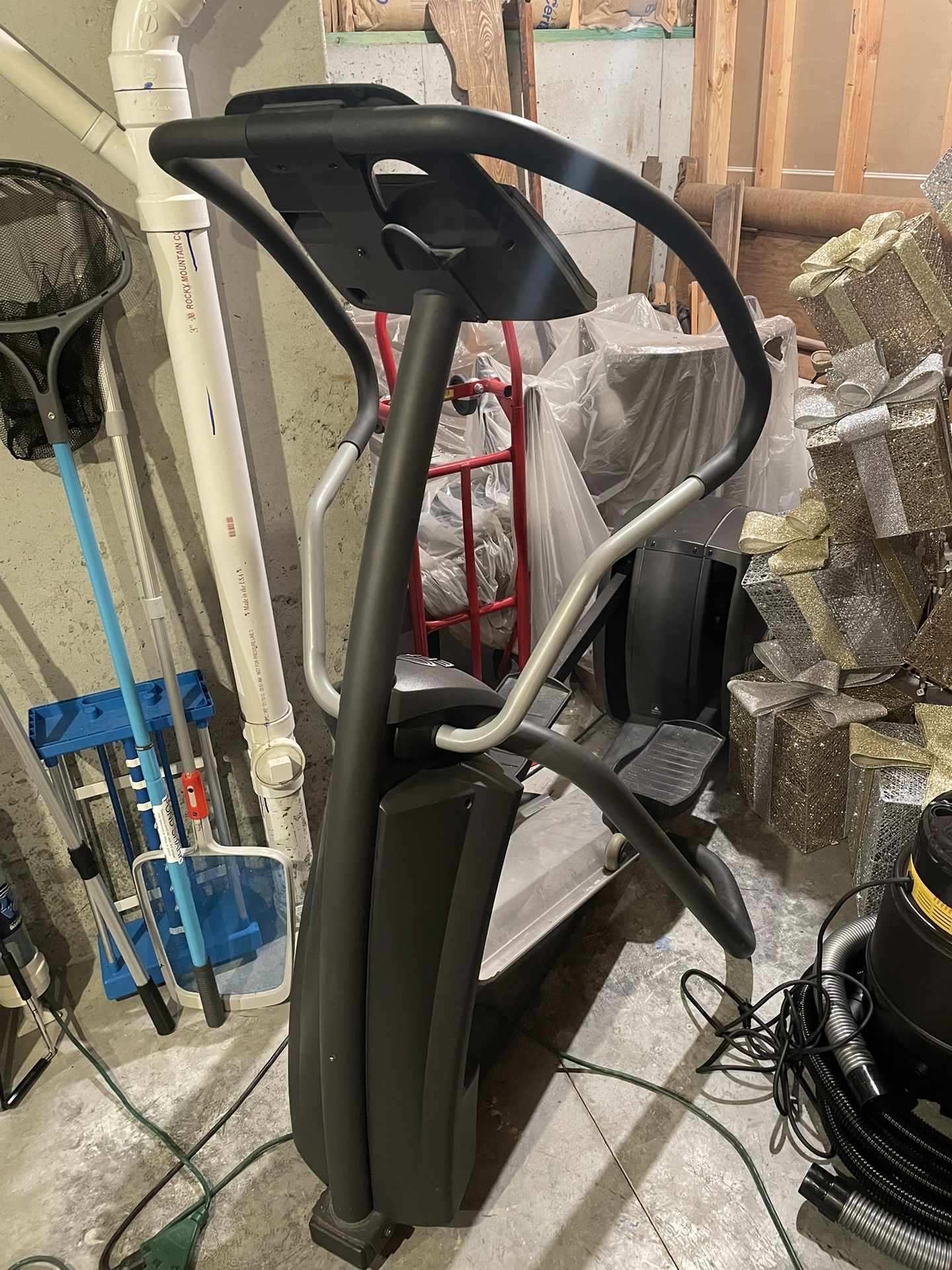 Precor EFX 5.23 Elliptical w/Stationary Arms