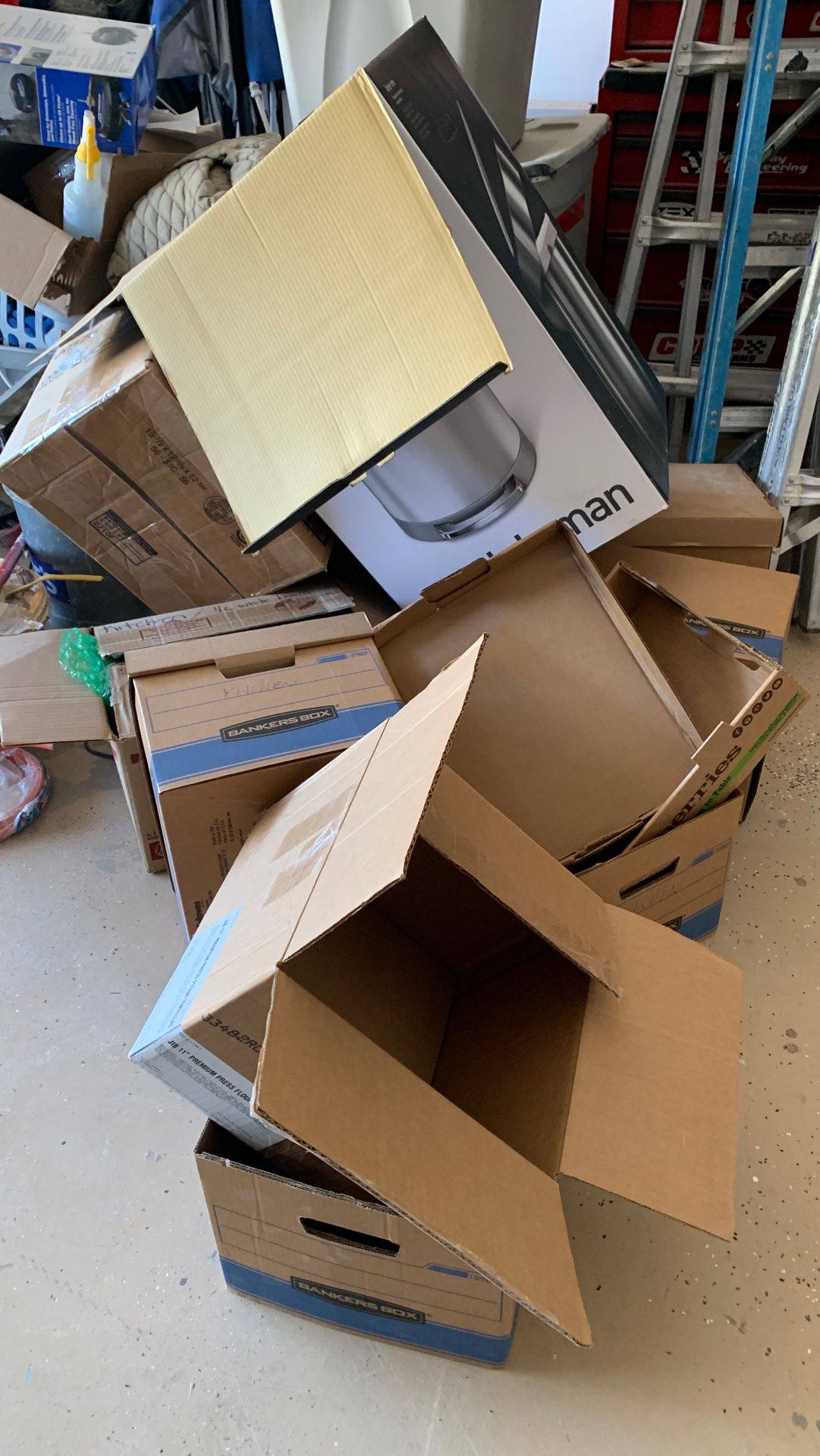 lots of FREE moving boxes