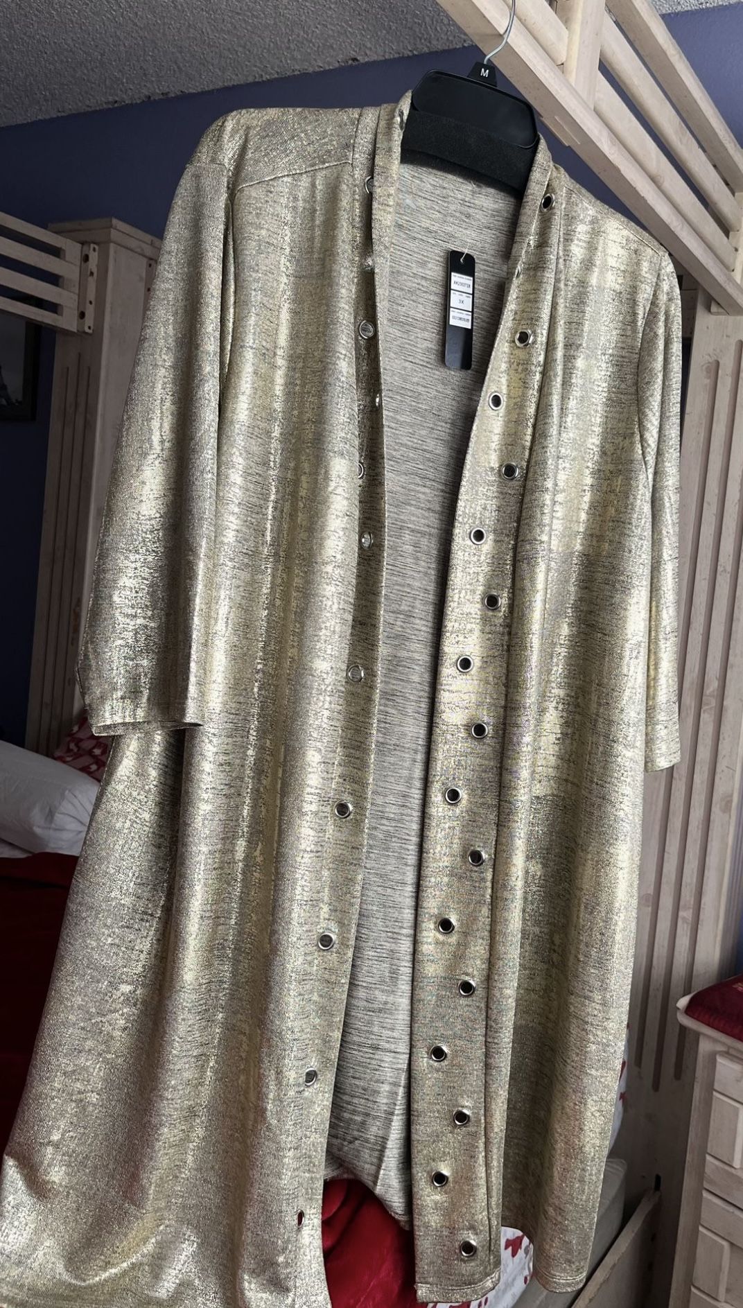 🍀NEW 2X Gorgeous Gold Cardigan $20 🎈