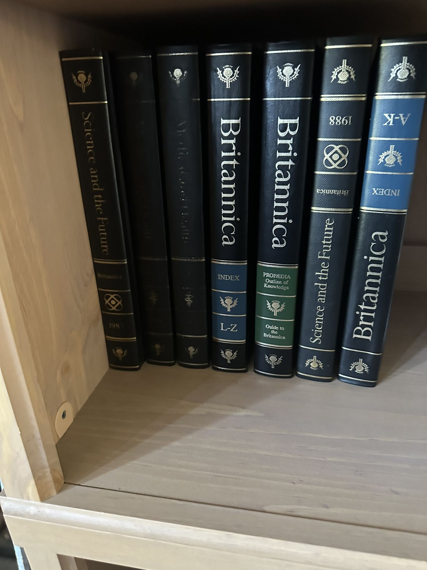 set of encyclopedia Britannica 1988