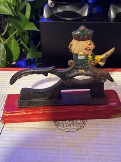 VINTAGE IRON CAST NUT CRACKER