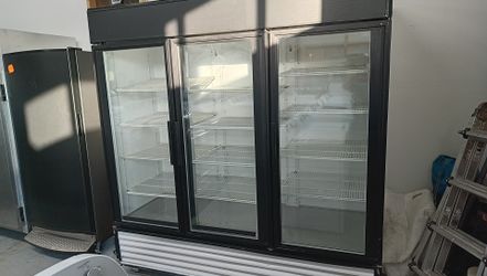 COMMERCIAL REFRIGERATOR