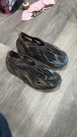Yeezys foam shoes