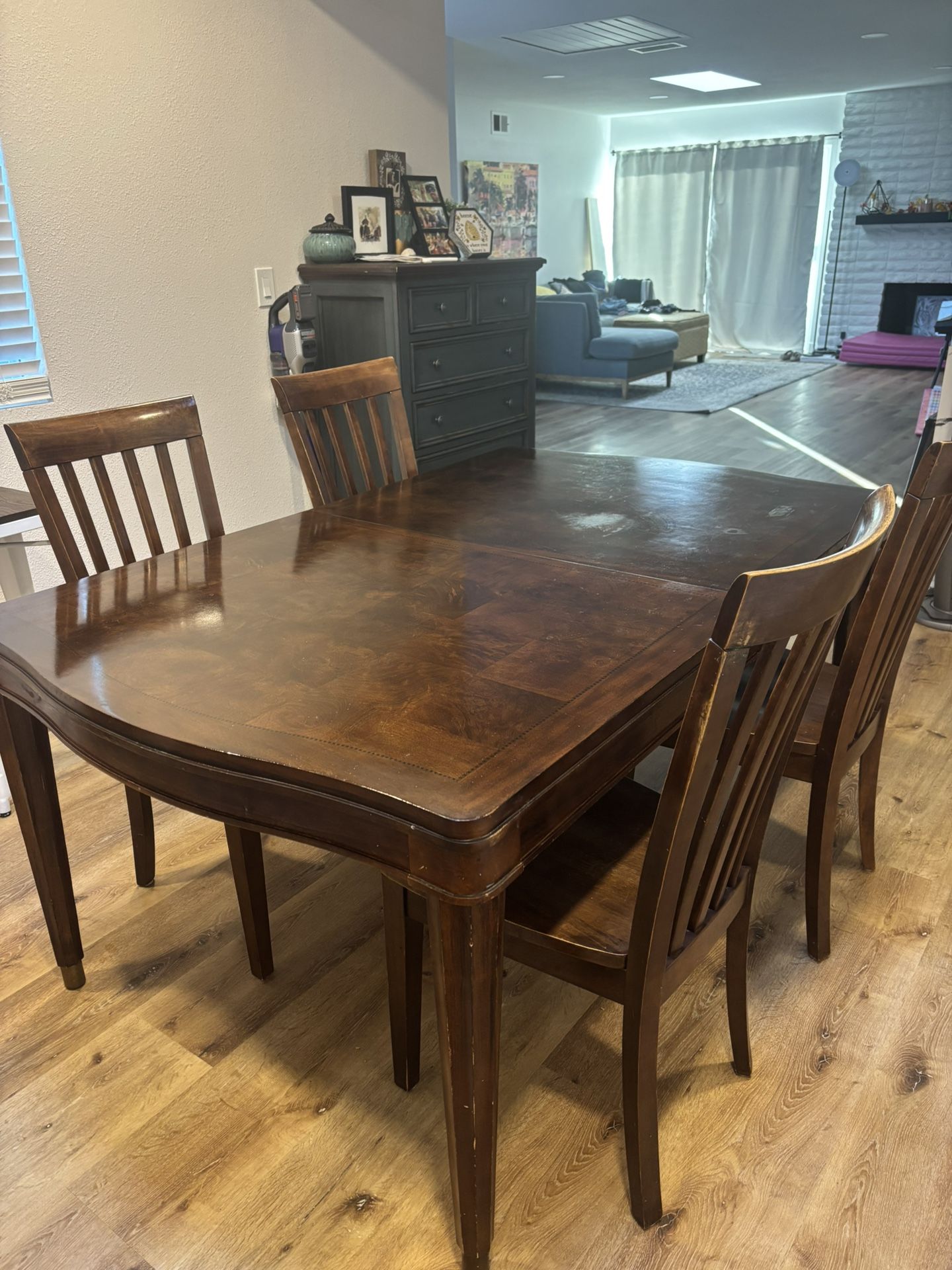 Dining table and 4 Chairs