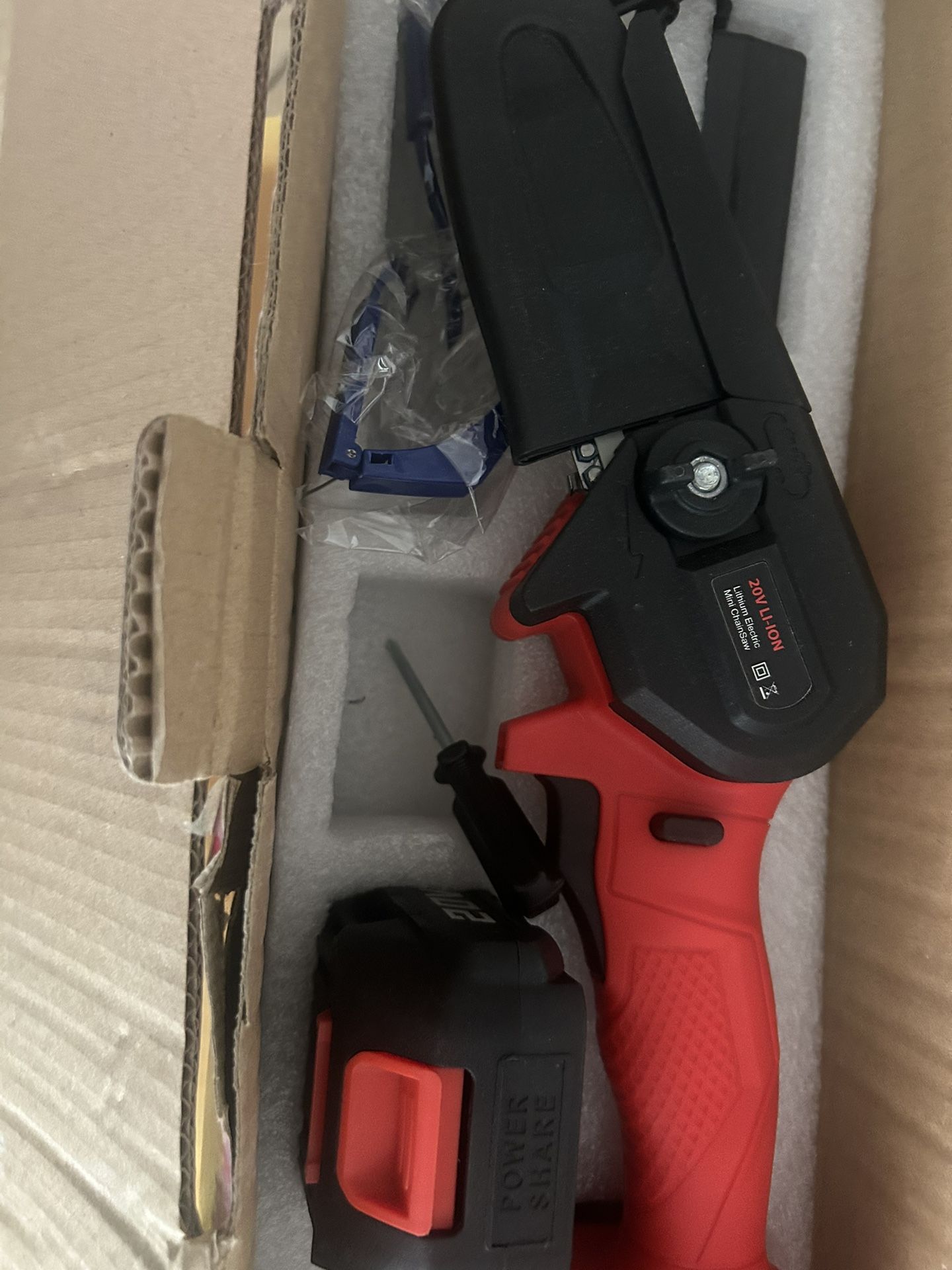 New 4 inch chainsaw it comes with one battery