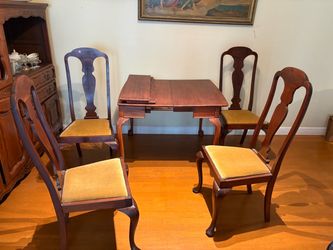 Queen Anne Mahogany Dining Table and 4 Chairs