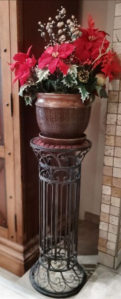 VINTAGE DECORATIVE METAL PLANT STAND