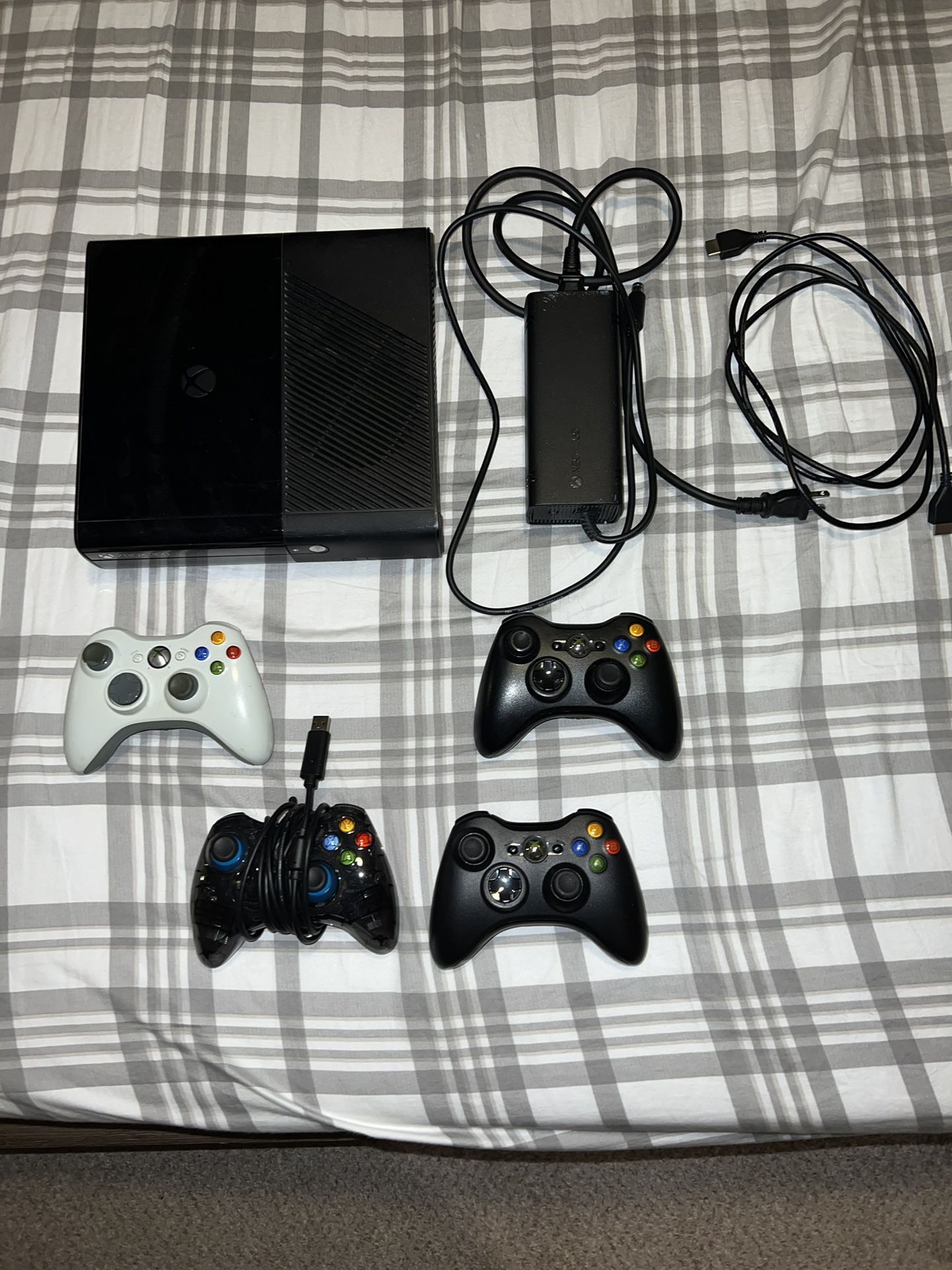 Xbox 360 E + Games