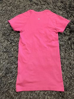 Lululemon Woman’s Fuscia Top Size 2