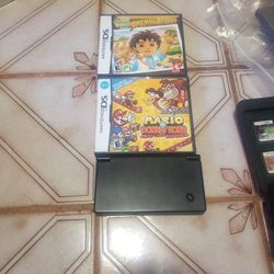 Nintendo DSI with 2 games Mario versus Donkey Kong Mini land Mayhem Safari Rescue