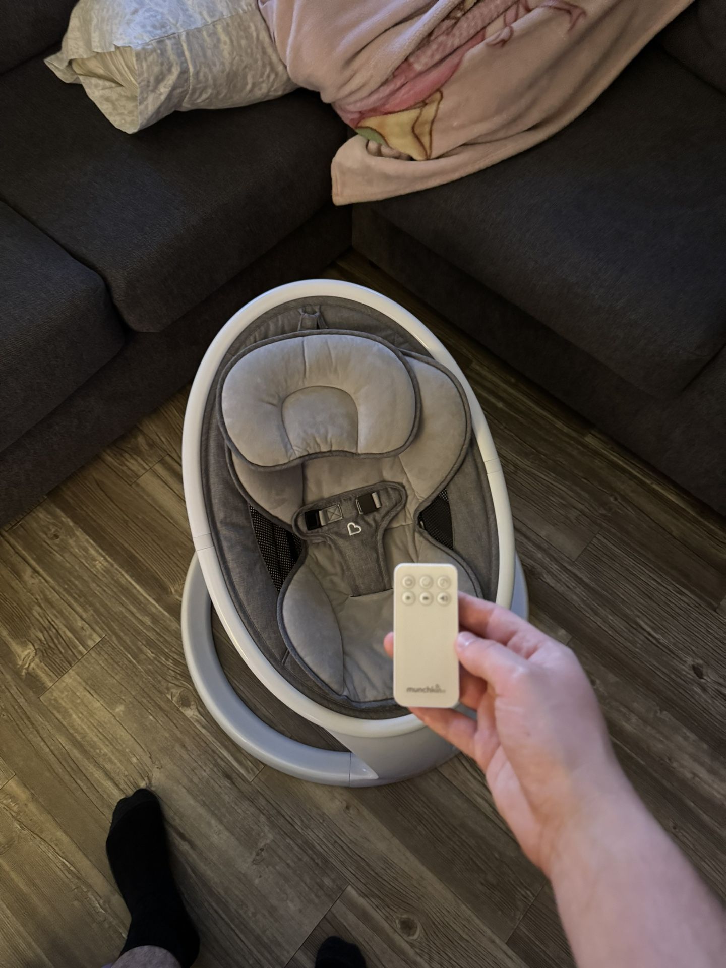 Munchkin Baby Swing, Portable and Lightweight, Bluetooth Enabled Electric Infant Rocker with Natural Sway in 5 Ranges of Motion, Newborn Nursery Essen