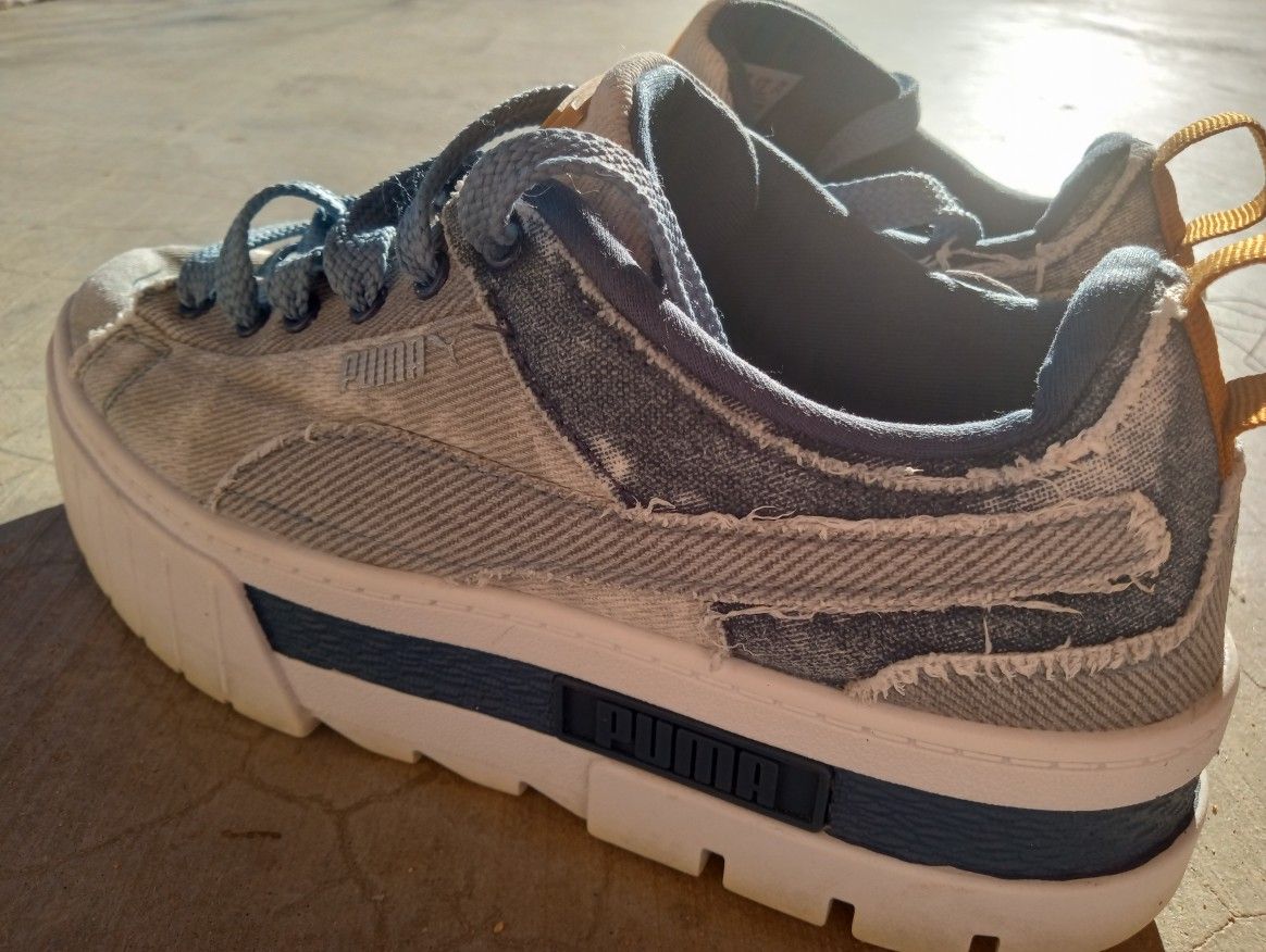Women's Size 7.5 Pumas Platform