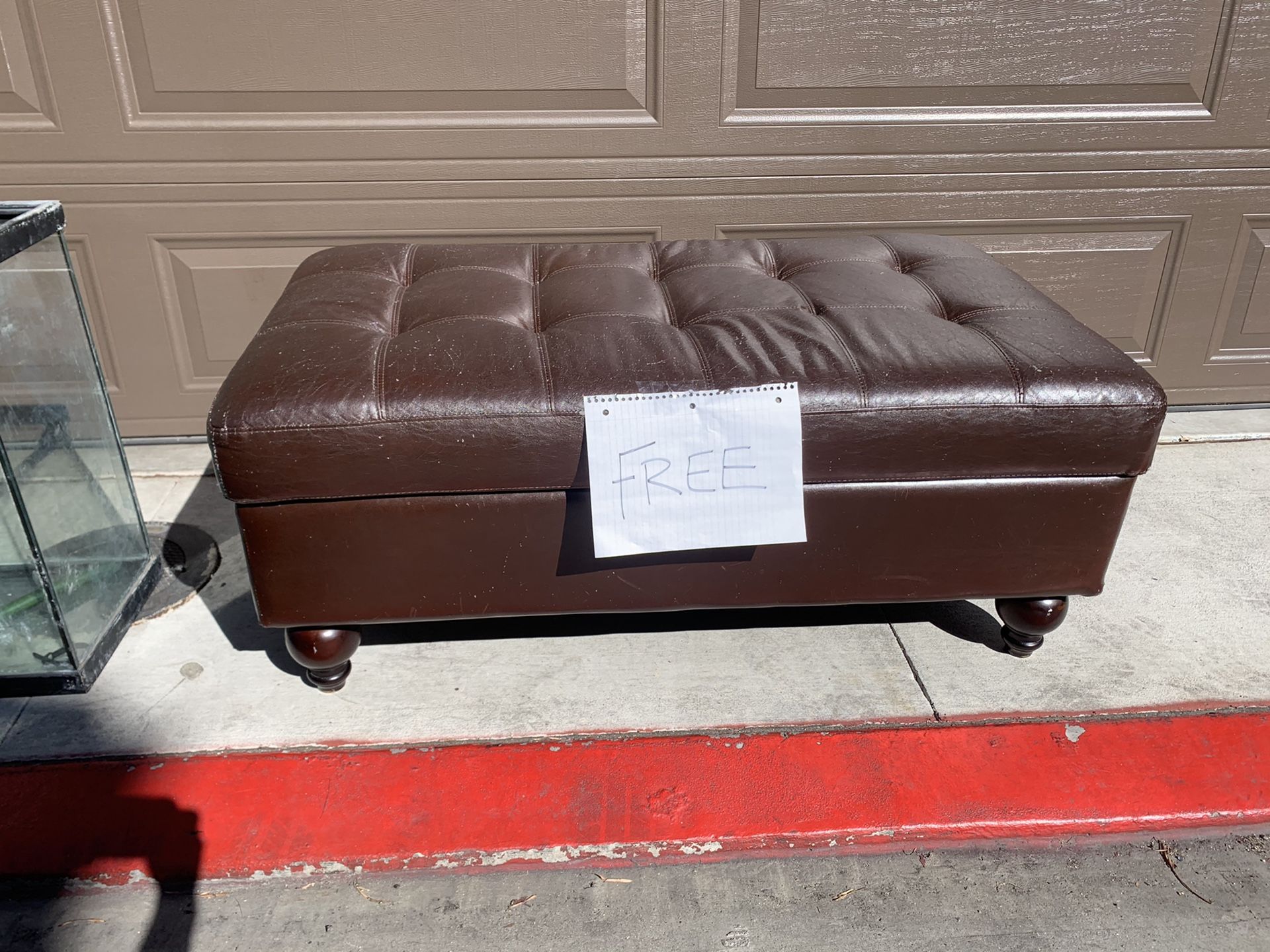 CURBSIDE ALERT!! Free ottoman w/ storage