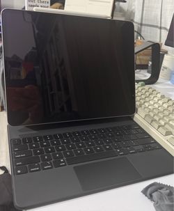iPad Pro 12.9-inch (6th generation)