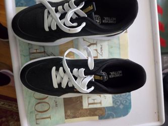 Womens size 8 brand new black pumas