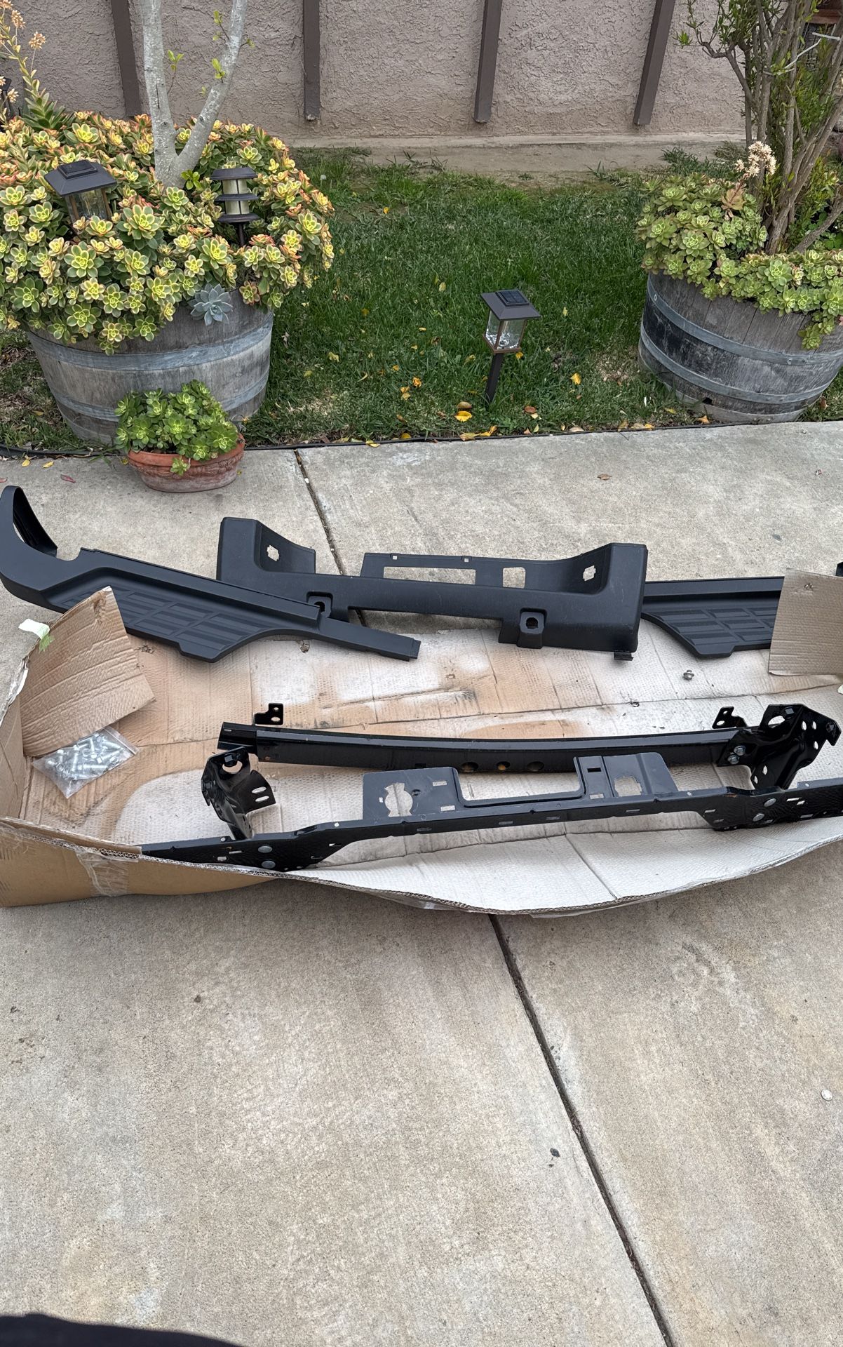 Bumper Rear for Chevrolet Or GMC 2007 To 2014 New Missing The Crome Ends