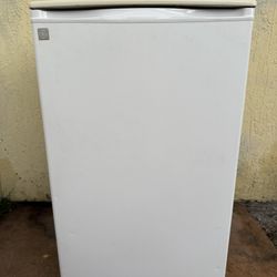 White GE Mini fridge with top freezer/Mini Nevera Blanca con Congelador Superior