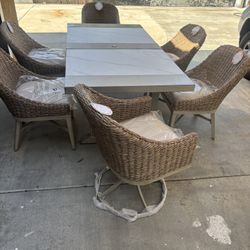 Comedor Para Patio Con 6 Sillas  4 Regulares Y 2 Que Giran Para Los Lados 