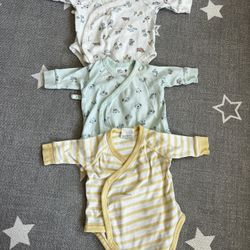 Newborn Uniqlo Bodysuit + Free Hats