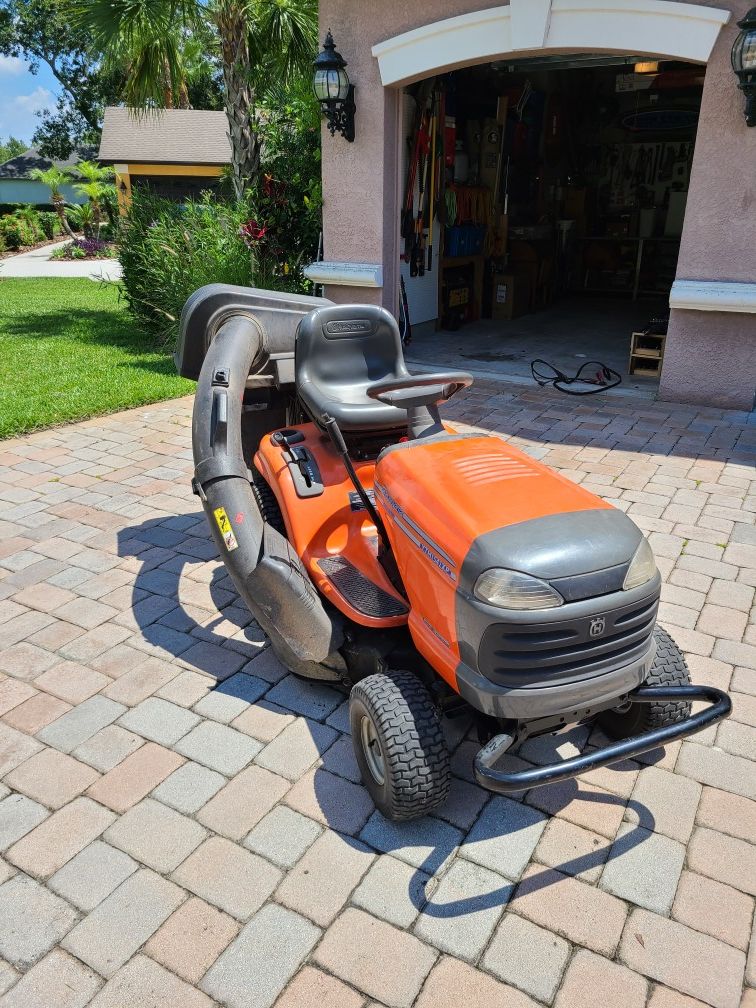 HUSQVARNA YTH1542XP Riding Lawn Mower with Grass Catcher Kit and Spare Blades