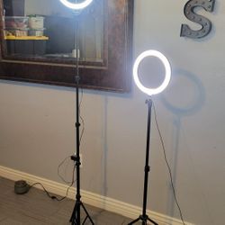 TWO AJUSTABLES SELFIE RING LIGHTS