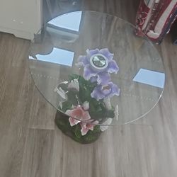 Elegant Side Table Table .