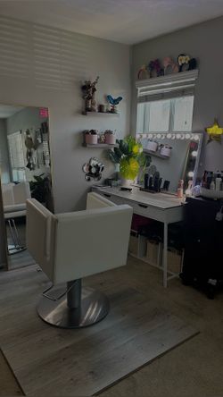 Salon Styling/Haircut Chair – White Hydraulic Chair